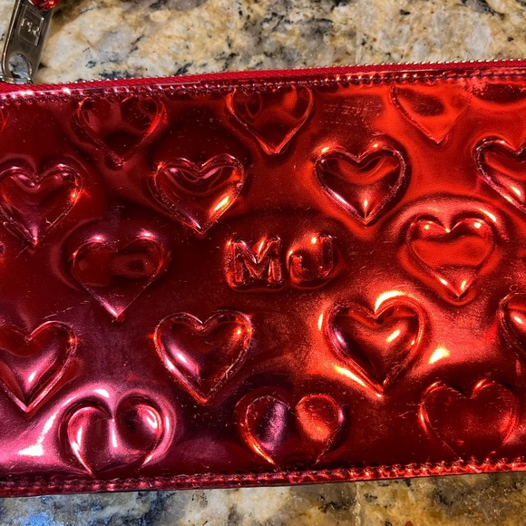 EUC Valentines red wristlet by MJ - not kors- iridescent embossed hearts shiny - Picture 5 of 12